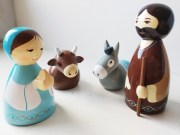 Crèche bois pour jouer : Jésus, marie, Joseph, l'âne et le bœuf.